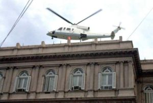 De La Rúa deixa a Casa Rosada de helicóptero