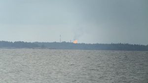 Imagem de usina russa queimando gás, na fronteira com a Finlândia (Foto: captura de vídeo)