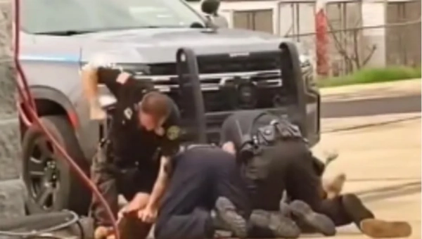 Policiais espancam homem no chão, nos EUA (foto: reprodução de redes sociais)