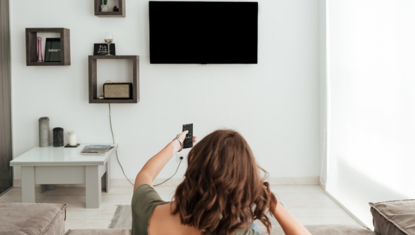 Para economizar, americanos voltam a usar a TV aberta tradicional (Foto: Pexels)