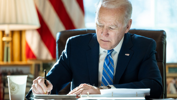 Biden assina programa ambicioso sobre energia verde