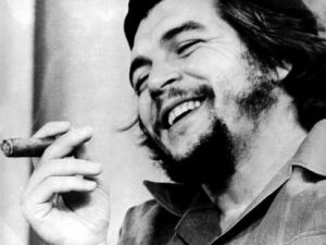 Che Guevara, já como um dos braços direitos de Fidel Castro, em Cuba (Foto: Arquivo)