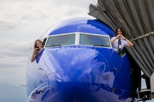 Mãe e filha realizam 1º voo da história como pilotas de companhia aérea dos EUA