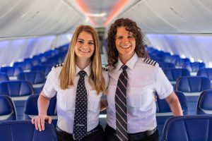 Mãe e filha realizam 1º voo da história como pilotas de companhia aérea dos EUA