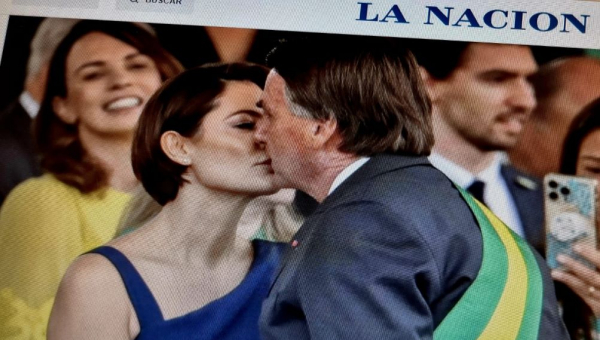 Jornal argentino publica beijo de Bolsonaro na esposa e fala em "discurso machista" (Foto: reprodução site)