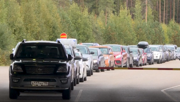 Fila de carros para entrar na Finlândia, nesta sexta-feira (Foto: vídeo/Twitter)