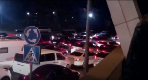 Fronteira da Rússia com a Geórgia congestionada na noite de quinta-feira: alguns usam bicicleta (Foto: reprodução de vídeo/Twitter)