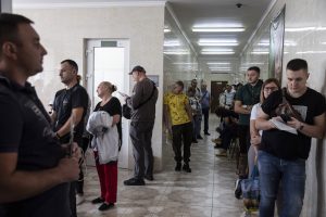 Ucranianos fazem fila para doar sangue a seus soldados 
