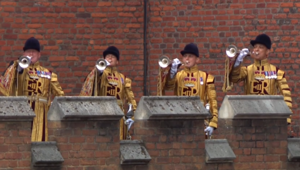 Clarinetes ao lado da catedral anunciam a proclamação de Charles III (Foto: captura de vídeo)