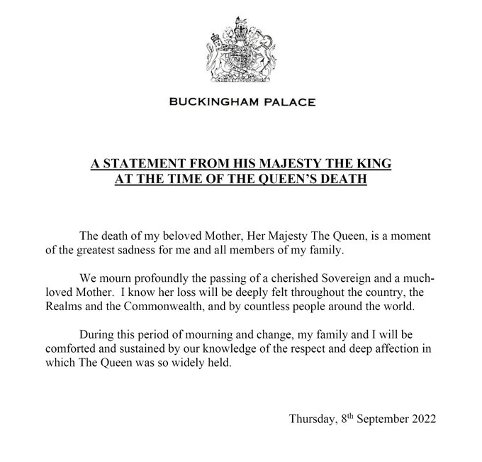 O comunicado do Palácio de Buckingham já apresenta Charles como Rei e no texto ele lamenta a morte da mãe, lembrando seu legado