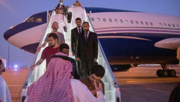 Prisioneiros estrangeiros libertados com a ajuda da Arábia Saudita (Foto: Agência de Imprensa Saudita)