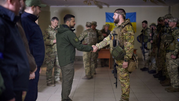 Zelensky cumprimenta soldados em região recuperada (Foto: Ukrainian Presidential Press Service)