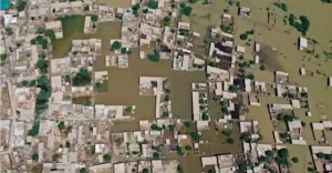 Imagem aérea sobre uma das cidades atingidas pelas inundações (Foto: vídeo Youtube)