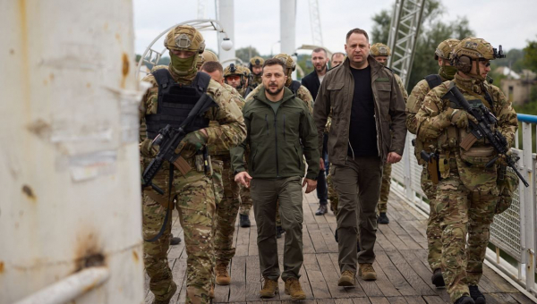 Zelensky ao lado de soldados visita região de guerra (Foto: Twitter)