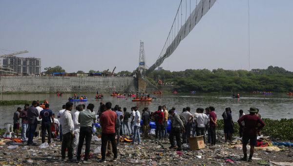 Nove pessoas são presas após desabamento de ponte na Índia