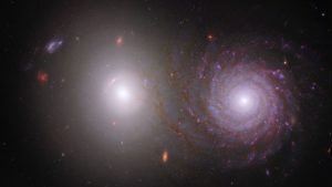 Duas galáxias brilham 