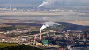 Refinaria de petróleo no estado de Alberta, no Canadá: emissão de núvem de metano não registrada pelo controle do governo (Foto: Cap. Vídeo)