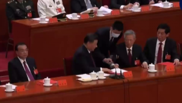 Momento constrangedor: Jintao é retirado da mesa ao lado de Jinping (Foto: captura de vídeo)