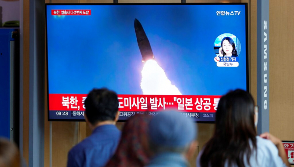 Nas ruas de Seul, imagens de míssil lançado pela Coreia do Norte (Foto AP)