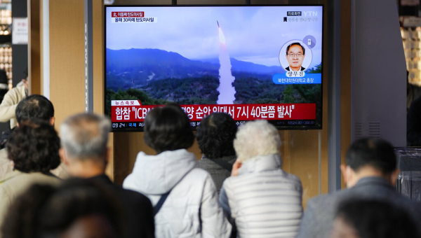 Sulcoreanos assistem lançamento da Coreia do Norte (Lee Jin-man/AP)