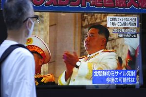 No Japão, homem assiste Kin Jong-un festejando novos testes com lançamentos de misseis: sirenes de emergência disparadas no país (Foto: Shuji Kajiyama/AP)