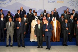 Líderes mundiais reunidos nesta 2ª feira, na Cúpula do Clima do Egito: discursos ameaçadores e não cumprimento de acordos (Foto: Associated Press)