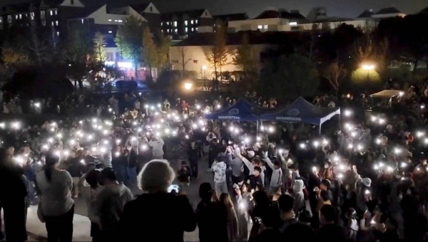 Manifestação noturna em Pequin (capt. vídeo)