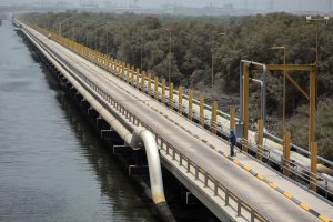 Gasoduto em Karachi, Paquistão: país enfrenta dificuldade para garantir fornecimento de gás, cujos preços dispararam com a crise energética na Europa (Foto: Asim Hafeez/Bloomberg)