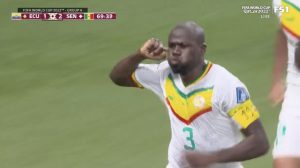 Koubally, do Senegal, faz o segundo logo após o gol do Equador (Foto: cap. vídeo)