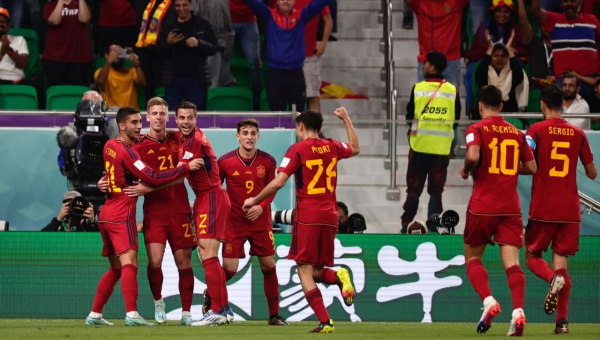 Espanhóis comemoram um dos 7 gols (Foto: Fifa)
