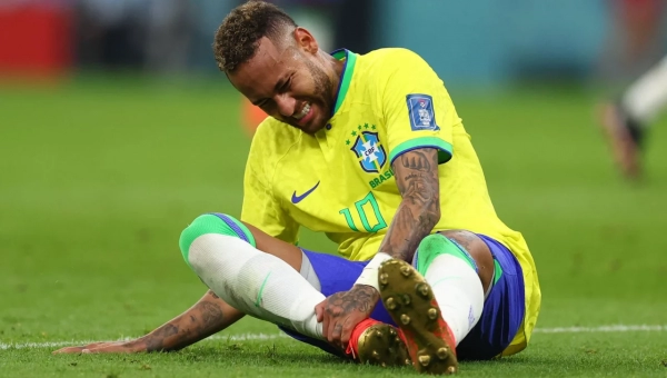 Neymar cai machucado (Foto: Fifa)