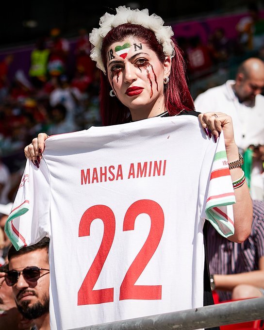 Irã vence País de Gales com 2 gols no final da partida