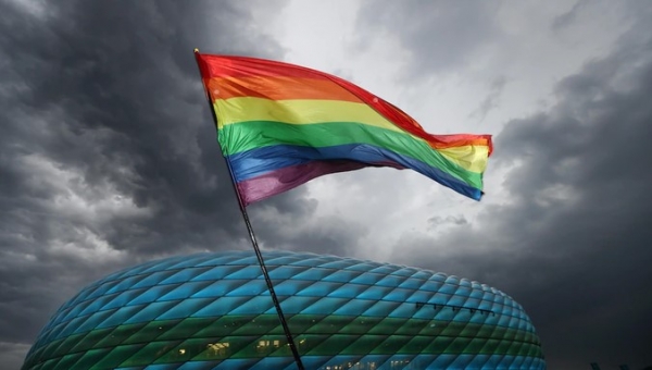 Bandeira LGBT: proibição (Foto: reprod. Twitter)