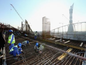 Trabalhadores nas obras para a Copa no Catar: governo diz que corrigiu falhas (Foto: Reprod. Twitter)