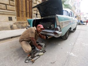 Mecânico de rua: dinheiro extra para ajudar nas despesas. falta de perspectivas profissionais afeta os mais jovens (Foto: Pexels)