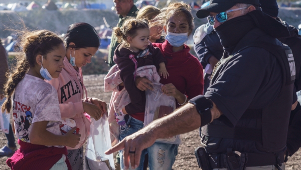 Família barrada na fronteira (Paul Ratie/WP)