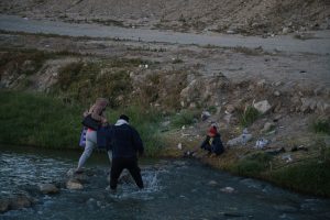 Familia tenta atravessar rio com criança, na fronteira com o México 