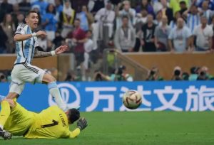 Di Maria toca na saída do goleiro francês para fazer o segundo da Argentina, ainda no primeiro tempo (Foto: Fifa)