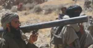 Soldado do Talibã em ação: volta dos métodos anteriores no Afeganistão (Foto: capt. vídeo)