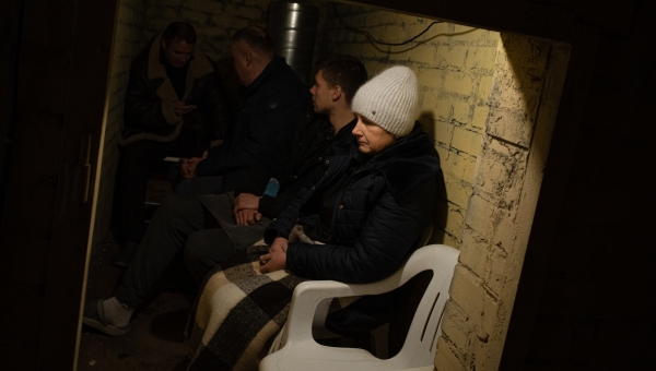 Ucranianos em subsolo (Foto: Serhiy Morgunov/WP)