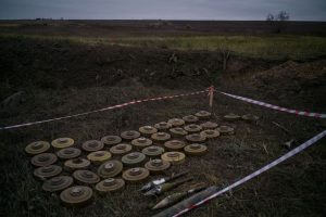 Minas e bombas não detonadas, descobertas pelos ucranianos: terror de não saber onde podem estar (foto: WP)