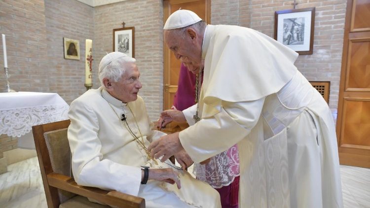 Papa emérito Bento XVI está "muito doente", diz Francisco