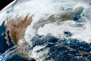 Imagem de satélite mostra a tempestade de inverno cobrindo a maior parte do território dos EUA. (NOAA via AP)