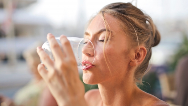 Você não precisa beber 8 copos de água por dia