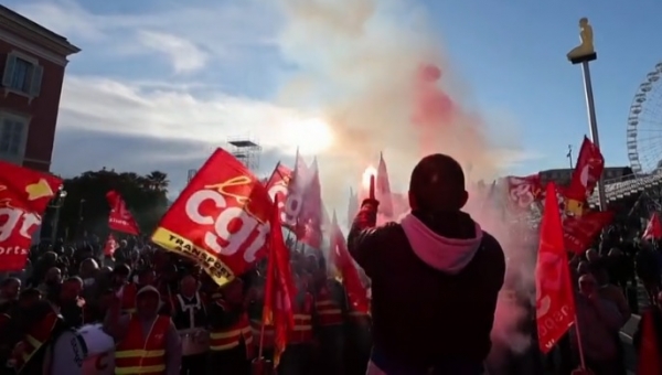 França e Inglaterra enfrentam greves de trabalhadores