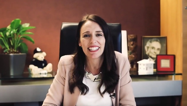 Primeira-ministra da Nova Zelândia diz estar "esgotada" e pede demissão