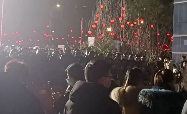 Chineses entram em confronto com a polícia na porta de fábrica