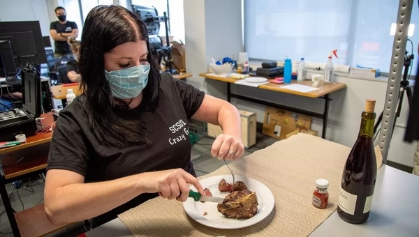 <em>Com ajuda do implante, Heather Rendulic, corta sua própria comida, depois de nove anos. (Crédito: Universidade Pittsburgh)</em>