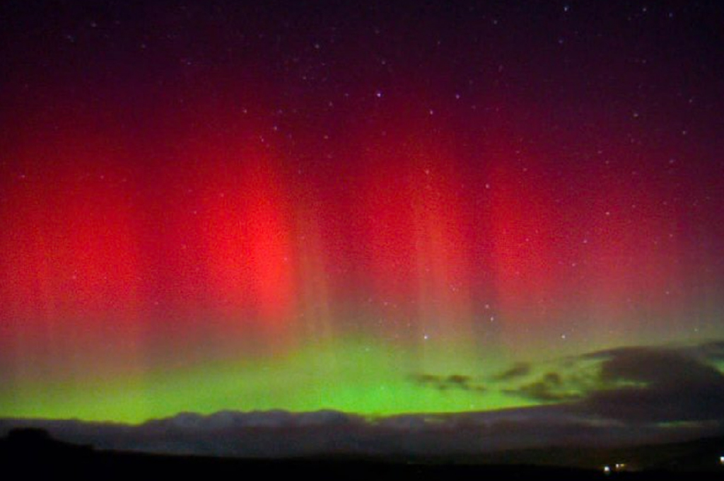 Em rara aparição, aurora boreal é vista nos céus do Reino Unido, Mundo