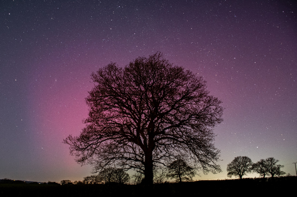 Em rara aparição, aurora boreal é vista nos céus do Reino Unido, Mundo